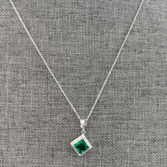 Elegant Silver Necklace with Green Pendant - Picture 6 of 6
